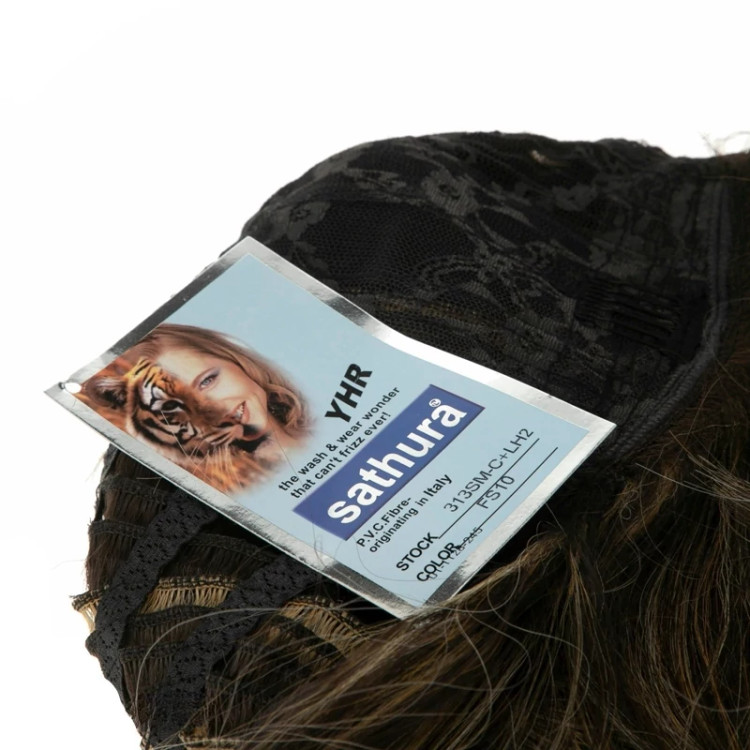 تصویر کلاه گیس کوتاه قهوهای هایلایتدار مدل ۳۱۳SM، دارای درخشش ملایم و جذابیت چشمنواز