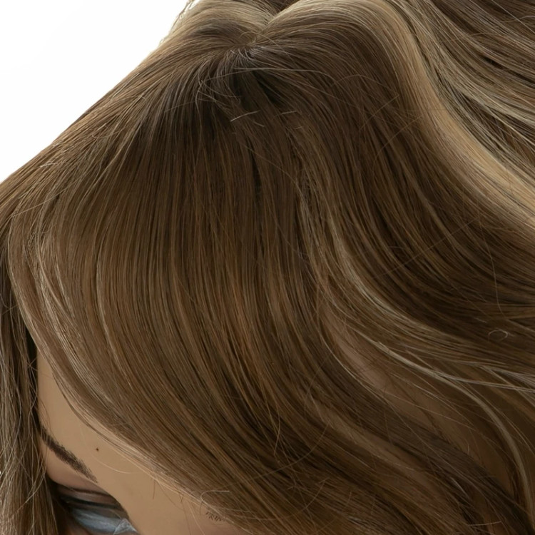 تصویر کلاه گیس قهوهای هایلایت بلوند مدل ۸۱۱۲۱، دارای فرق طبیعی و حالتپذیر