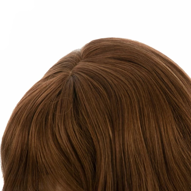 جزئیات کلاه گیس مسی روشن مدل ۸۹۴۳، دارای فرق ثابت طبیعی و قابلیت حالتدهی با سشوار