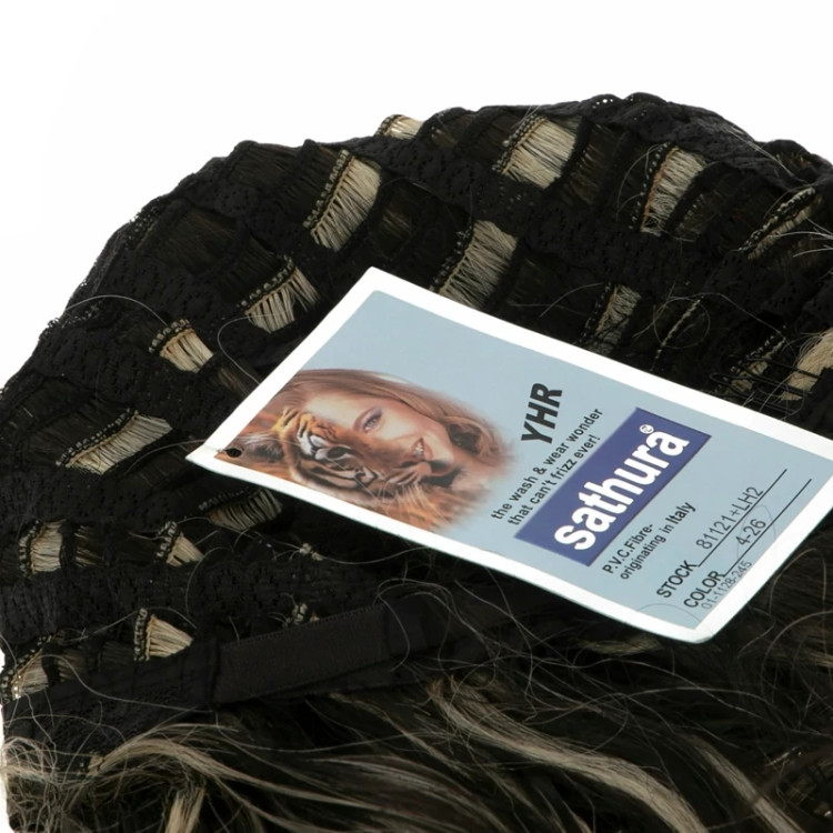 تصویر کلاه گیس مشکی هایلایت بلوند مدل ۸۱۱۲۱، دارای جلوه چشمنواز و عمقدار