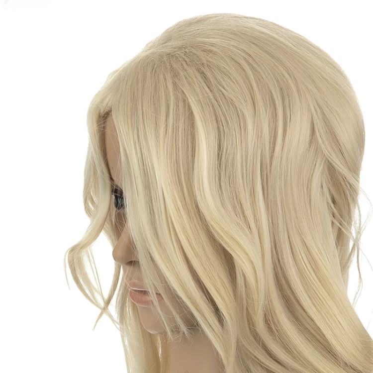 تصویر کلاه گیس فر باز ۵۵ سانتی، رنگ بلوند درخشان، طراحی بدون فرق (حجمدهی در تاج)