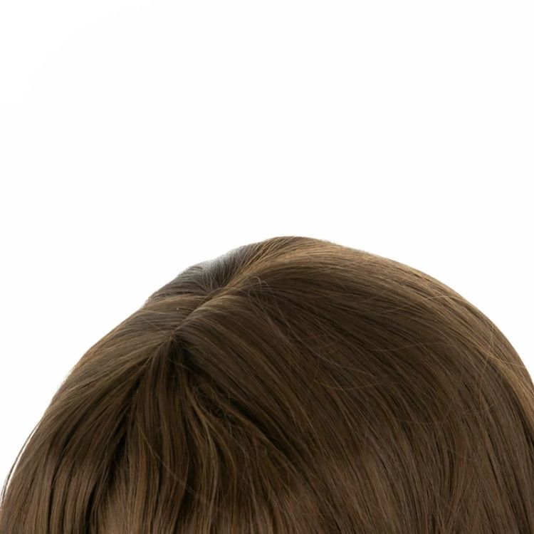 تصویر مدل با کلاه گیس زیتونی تیره، مدل FANLAN، دارای فرق ثابت طبیعی و ضد حساسیت