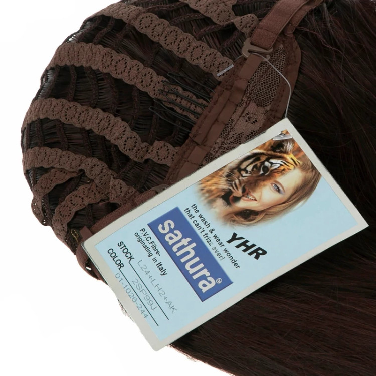 تصویر مدل با کلاه گیس شرابی تیره شیک، مدل L24 AK، مناسب مهمانیهای شبانه