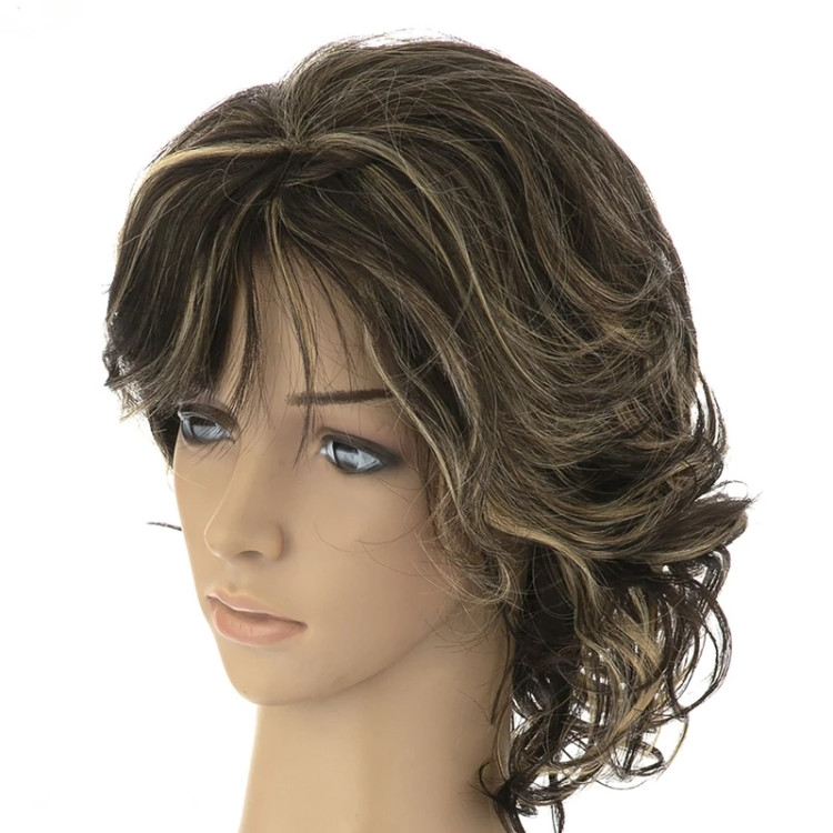 تصویر کلاه گیس فر کوتاه قهوهای هایلایتدار مدل BAMOO3، دارای درخشش ملایم و جذاب