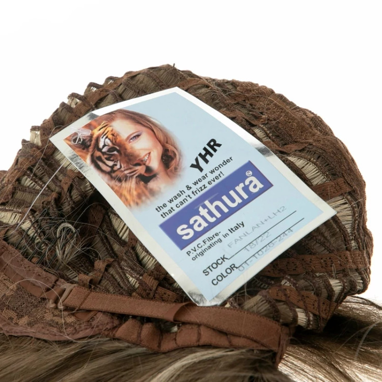 تصویر کلاه گیس زیتونی روشن و هایلایتدار، طول ۵۰ سانتیمتر، طراحی فرق ثابت طبیعی