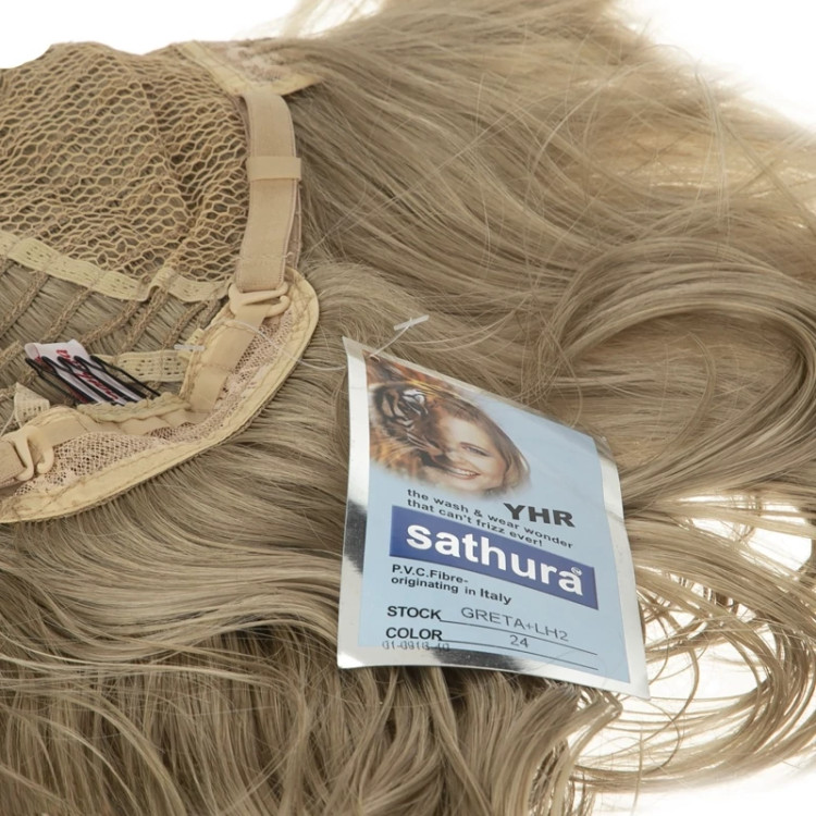 تصویر کلاه گیس بلوند کرم کنفی روشن مدل GRETA، با برش صاف و لایهلایه