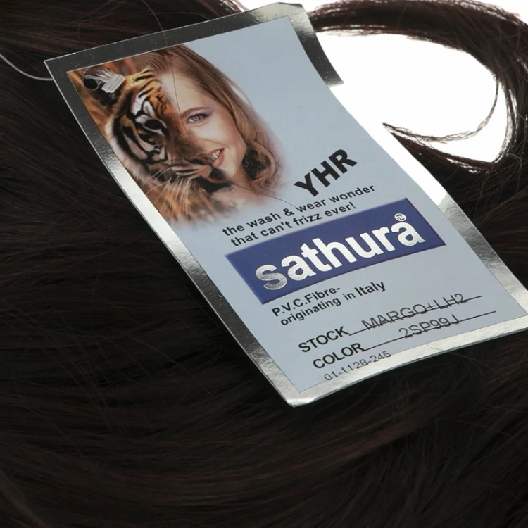 خرید کلاه گیس صاف بلند شرابی برند ساتورا، بافت لخت، دارای فرق ثابت طبیعی