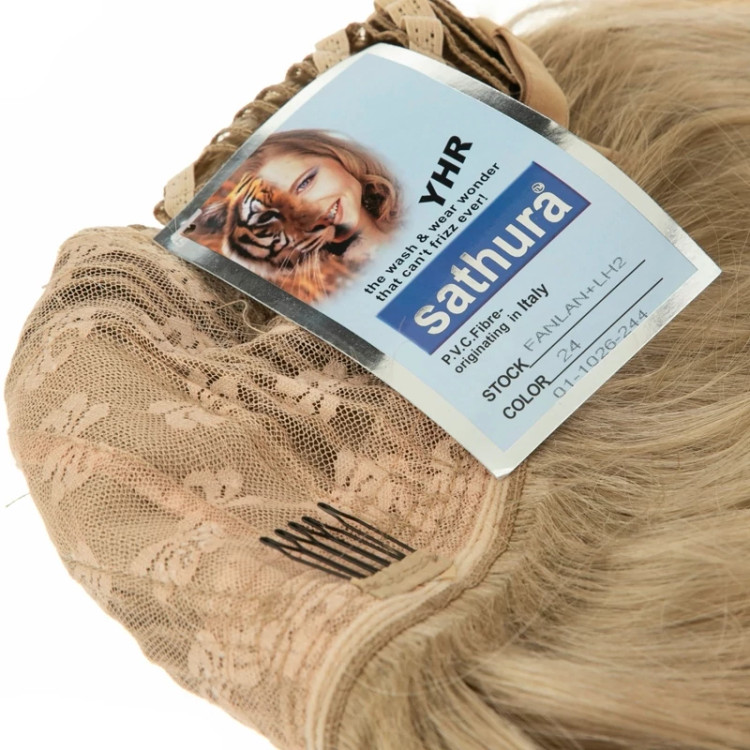 تصویر مدل با کلاه گیس بلوند کرم کنفی روشن، مدل FANLAN، دارای فرق ثابت طبیعی