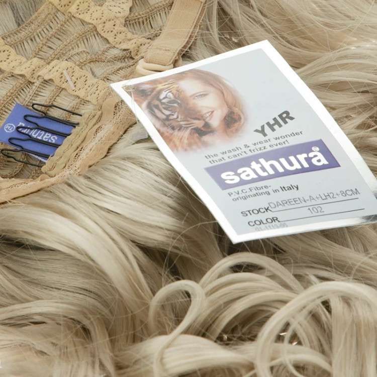 جزئیات کلاه گیس بلوند پلاتینه مدل DAREEN_A، با فرهای درشت و طبیعی، فریسایز و سبک