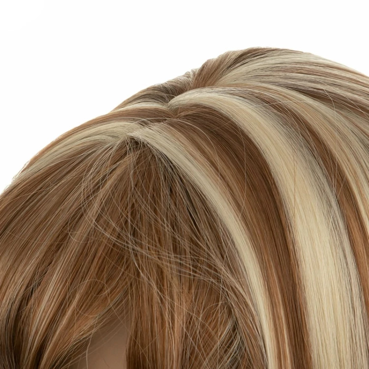 تصویر مدل با کلاه گیس عسلی و بلوند روشن، مدل MARGO، دارای فرق ثابت طبیعی و شیک