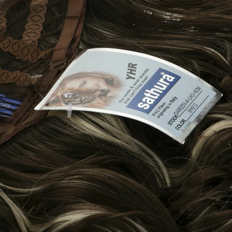 تصویر کلاه گیس پرحجم برند ساتورا، رنگ هایلایت بلوند چندبعدی، با فرهای درشت