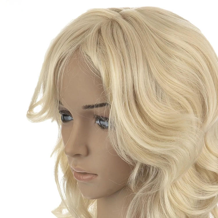 تصویر کلاه گیس بلوند روشن مدل ۸۱۱۲۱، دارای فرق طبیعی و حالتپذیر، مناسب استایل تابستانی