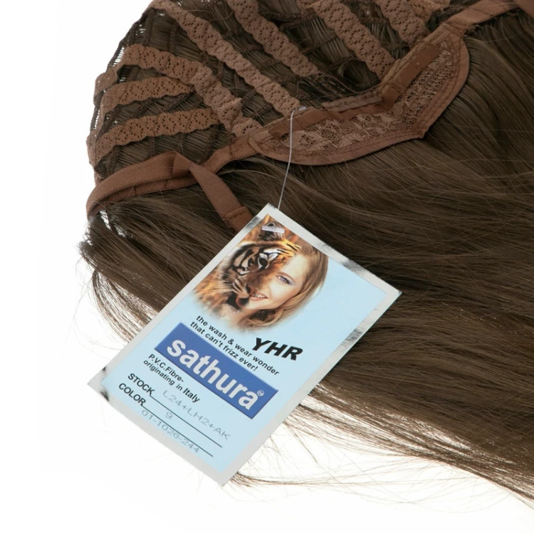 تصویر مدل با کلاه گیس صاف زیتونی تیره، مدل L24 AK، مناسب برای ظاهری متفاوت و شیک