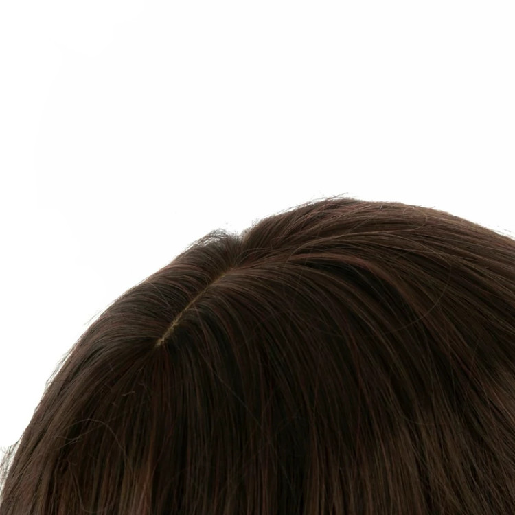 تصویر مدل با کلاه گیس کلاسیک ساتورا، بلند و ماهگونی شکلاتی، با جلوهای طبیعی