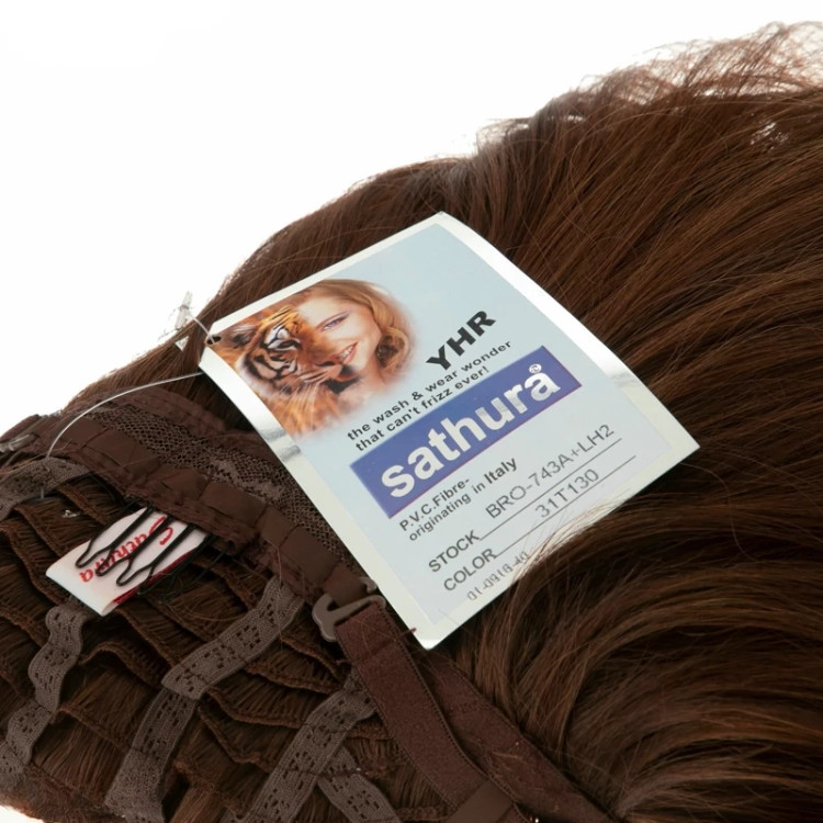 تصویر کامل از کلاه گیس مدل BRO 743A، با رنگ مسی تیره و گرم، مناسب استایلهای پرعمق