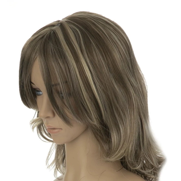 کلاه گیس ۴۰ سانتی لیرخورده، رنگ زیتونی روشن، الیاف ابریشم حرارتی، جلوهای بُعددار