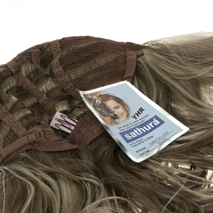 خرید کلاه گیس لیردار برند ساتورا، رنگ ترکیبی زیتونی و بلوند تیره، دارای فرق ثابت طبیعی